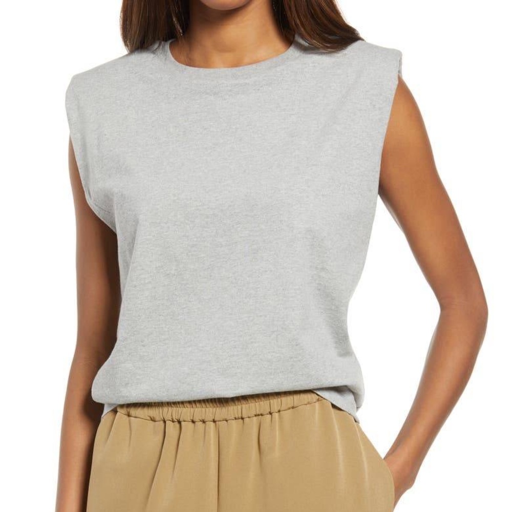 LAST CHANCE 🎉3 for $25 - NWOT grey muscle tee with shoulder pads size small